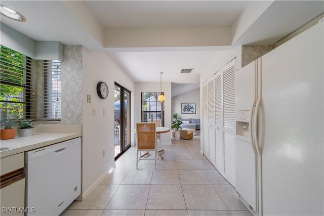 878 Meadowland DR G, Naples, FL 34108