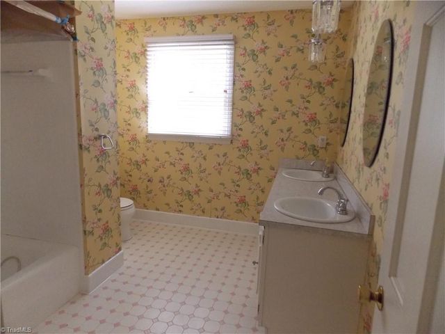 4915 Warfield Drive, Greensboro, NC 27406