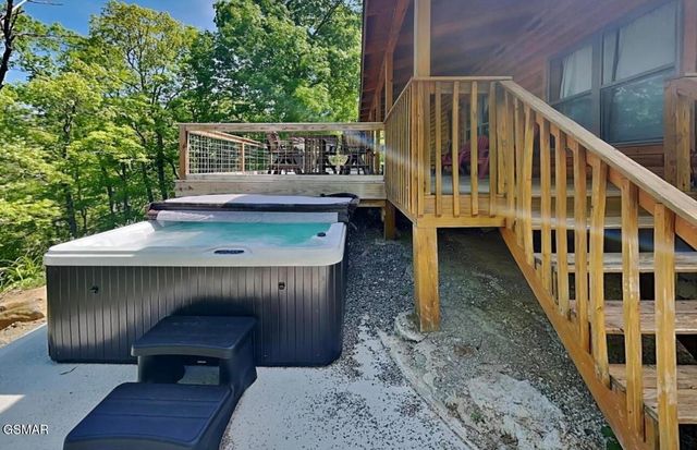 2145 Stillhouse Road, Dandridge, TN 37725