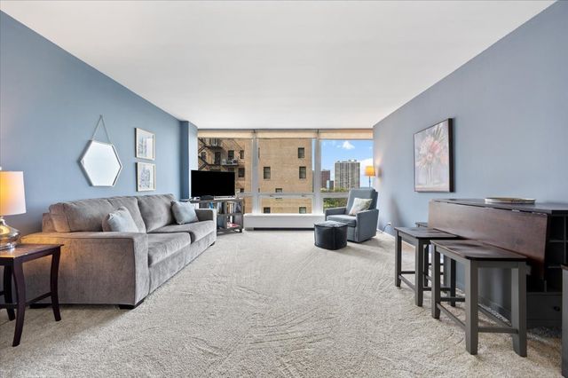 2400 N Lakeview Avenue 1002, Chicago, IL 60614