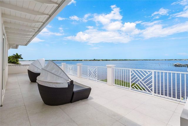 2842 SW Rivers End Way, Palm City, FL 34990