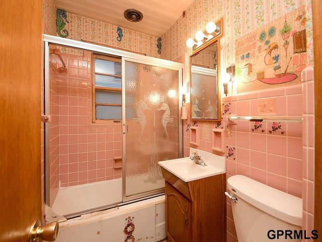 2105 S 38 Street, Omaha, NE 68105