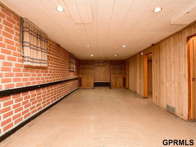 2105 S 38 Street, Omaha, NE 68105