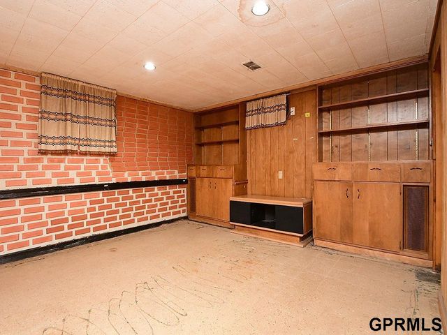 2105 S 38 Street, Omaha, NE 68105