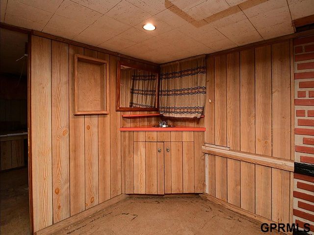 2105 S 38 Street, Omaha, NE 68105