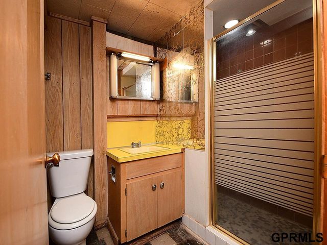 2105 S 38 Street, Omaha, NE 68105