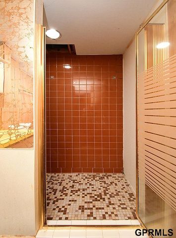 2105 S 38 Street, Omaha, NE 68105