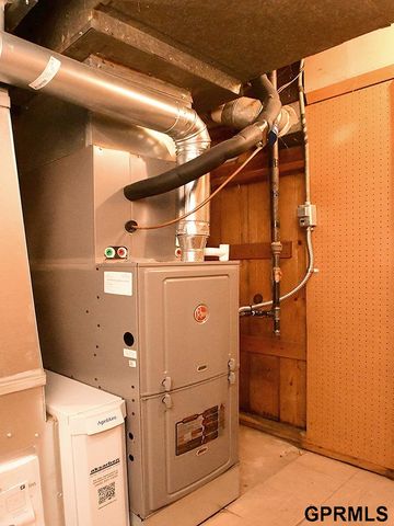 2105 S 38 Street, Omaha, NE 68105