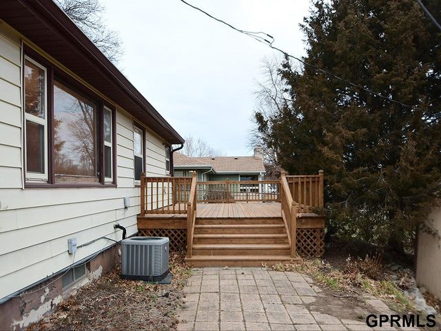 2105 S 38 Street, Omaha, NE 68105