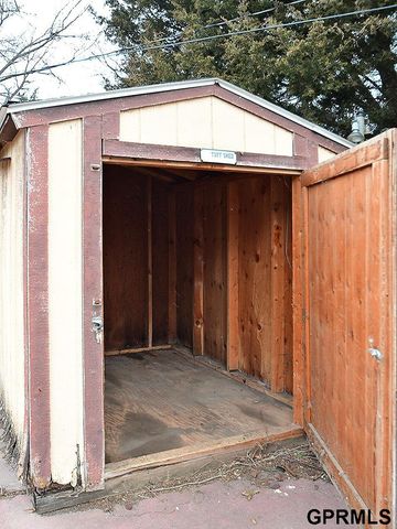 2105 S 38 Street, Omaha, NE 68105