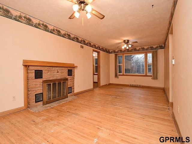 2105 S 38 Street, Omaha, NE 68105