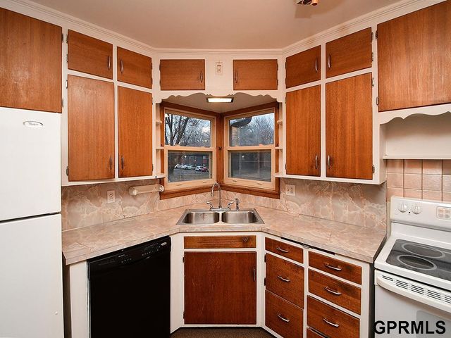 2105 S 38 Street, Omaha, NE 68105