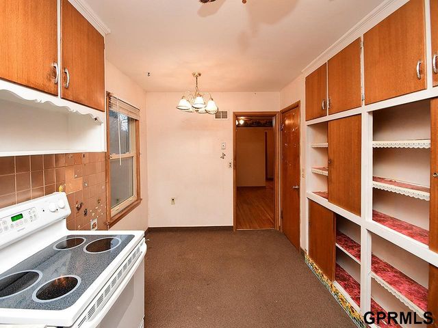 2105 S 38 Street, Omaha, NE 68105