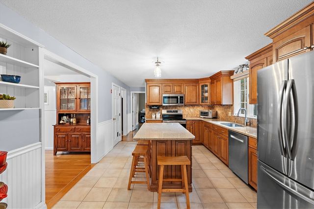 108 Harvard Rd, Stow, MA 01775