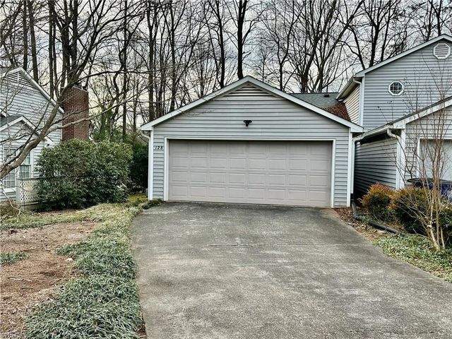 128 Pebble Ridge Lane, Winston-salem, NC 27104