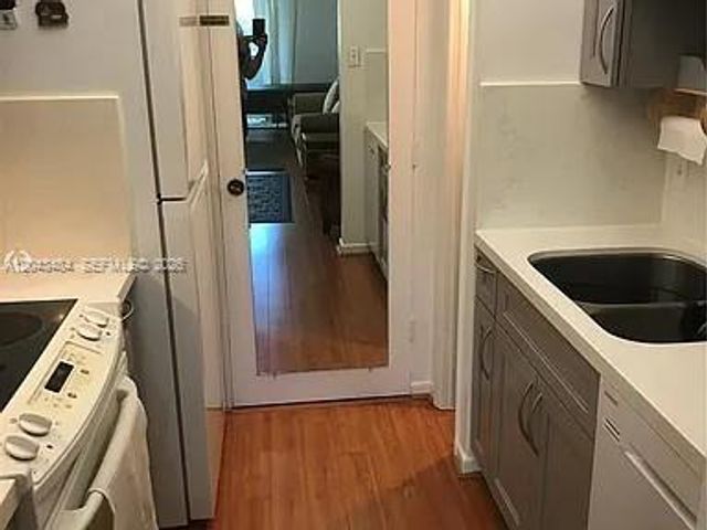 1205 Mariposa Avenue 428, Coral Gables, FL 33146
