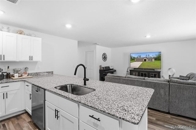 8827 N Vienna Drive, Dunnellon, FL 34433