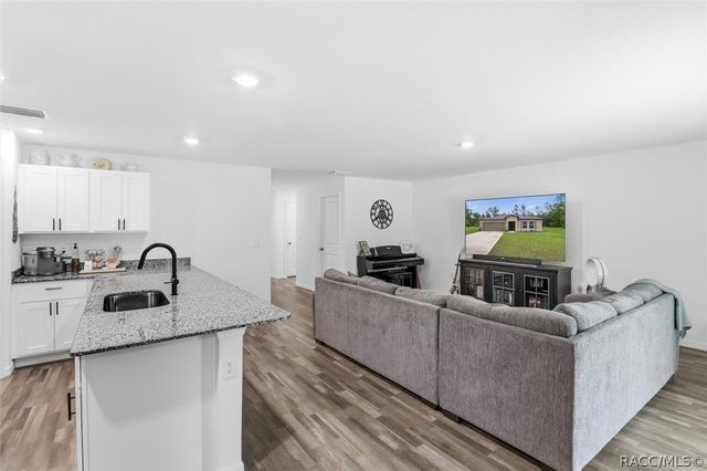 8827 N Vienna Drive, Dunnellon, FL 34433