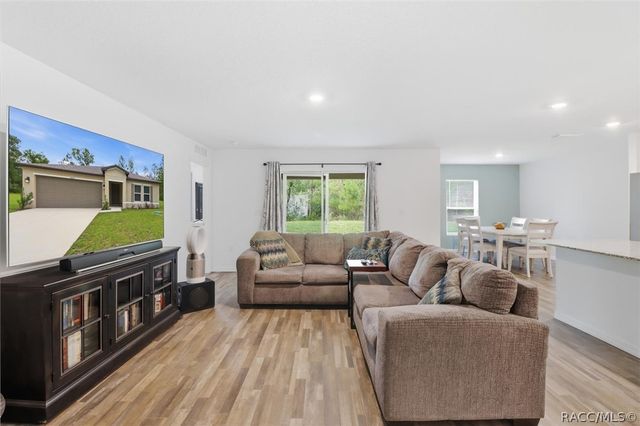 8827 N Vienna Drive, Dunnellon, FL 34433