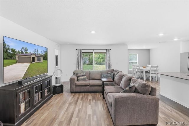 8827 N Vienna Drive, Dunnellon, FL 34433