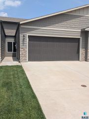 5513 S Seville Pl, Sioux Falls, SD 57108