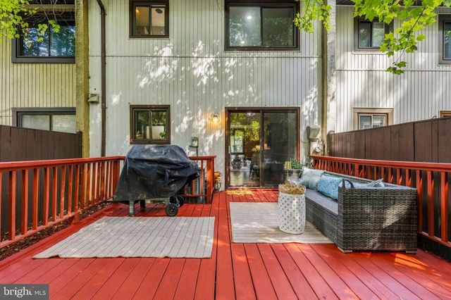 2424 CLOUDCROFT SQ, Reston, VA 20191