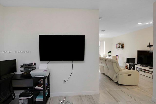 2432 SE 10th Ct ., Homestead, FL 33035