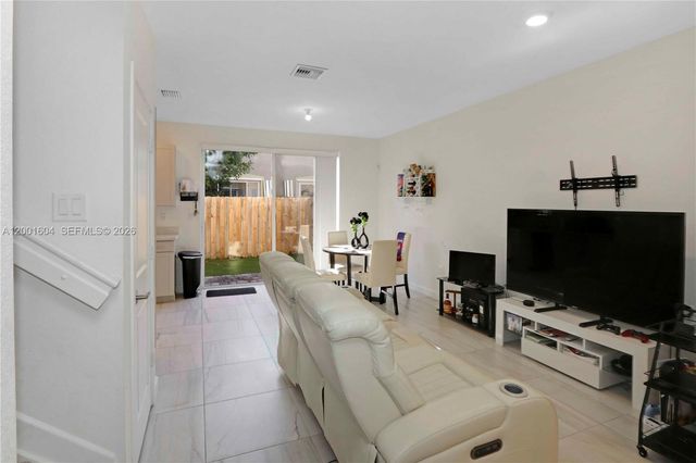 2432 SE 10th Ct ., Homestead, FL 33035