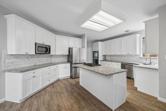 2214 Deer Cove Trail, Kingwood, TX 77339
