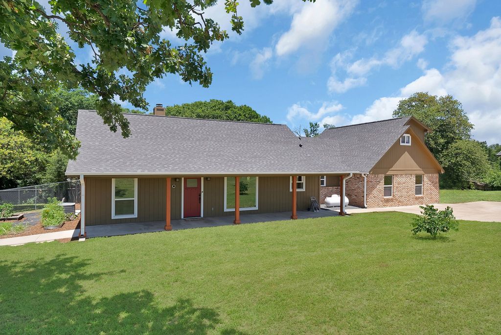 3328 English Creek Court, Azle, TX 76020