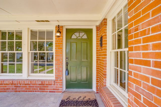 4308 Curzon Avenue, Fort Worth, TX 76107