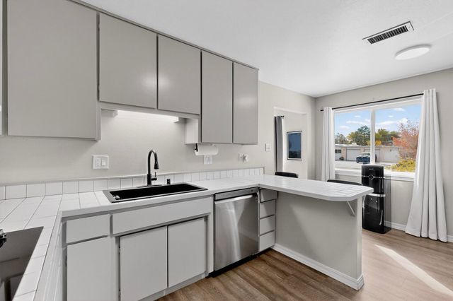 7613 Summer Avenue NE, Albuquerque, NM 87110