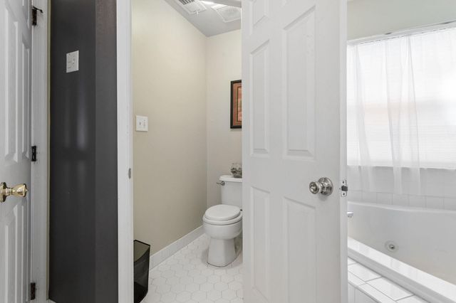 18 HEMINGWAY LN, Columbus, NJ 08022