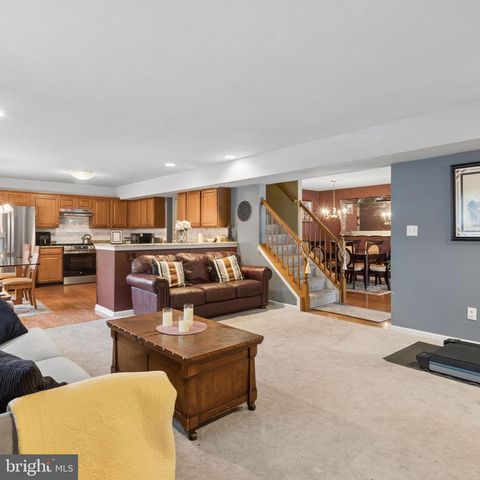18 HEMINGWAY LN, Columbus, NJ 08022