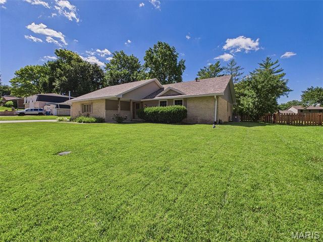 240 Sherwood Drive, Glen Carbon, IL 62034