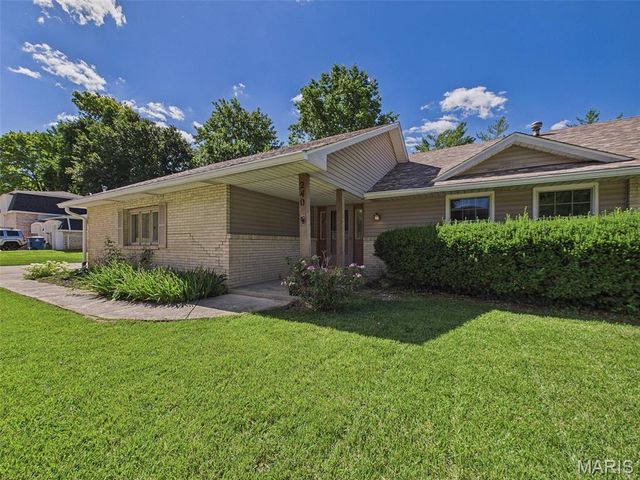 240 Sherwood Drive, Glen Carbon, IL 62034