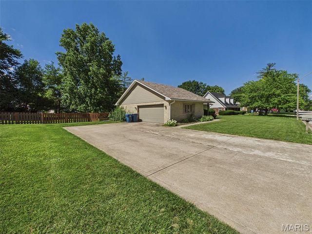 240 Sherwood Drive, Glen Carbon, IL 62034