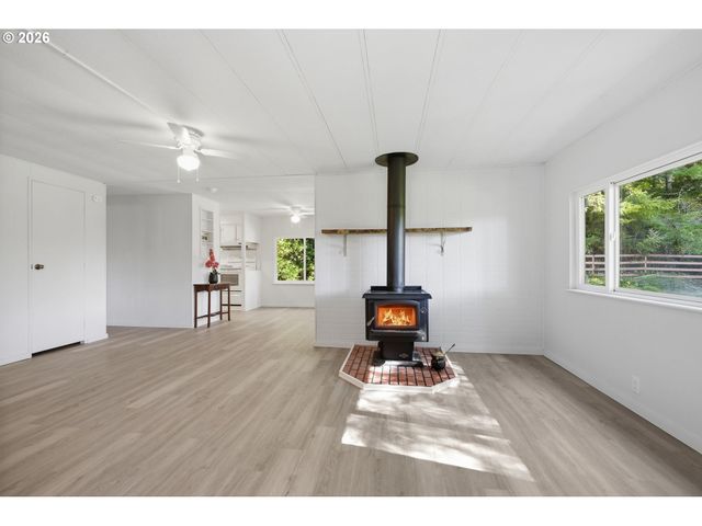 68258 RIDGE Rd, North Bend, OR 97459