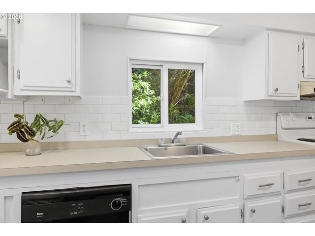 68258 RIDGE Rd, North Bend, OR 97459