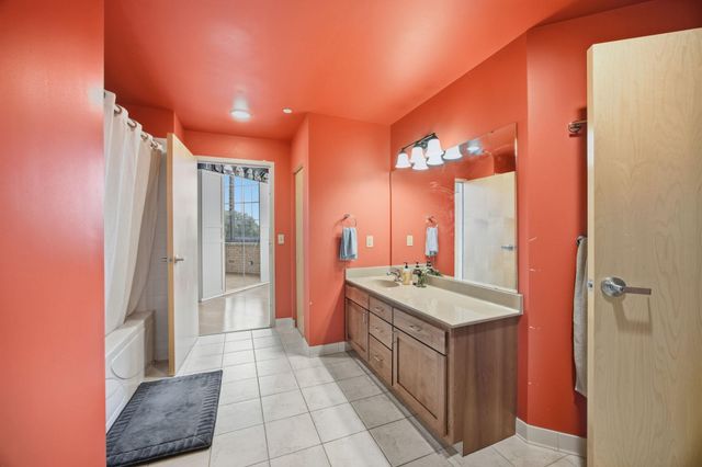 1901 E Hennepin Avenue 303, Minneapolis, MN 55413