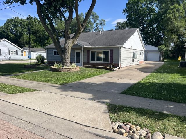 113 4TH Street, Carbon Cliff, IL 61239