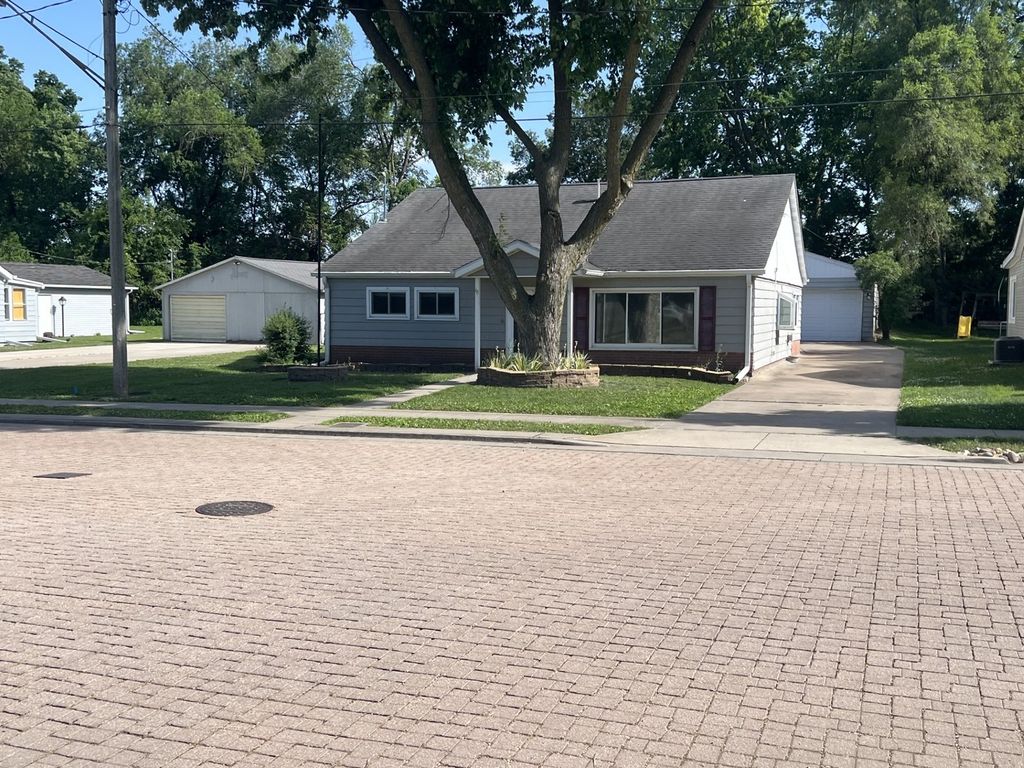 113 4TH Street, Carbon Cliff, IL 61239