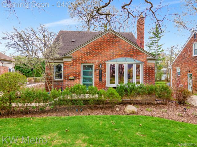 12721 Lincoln Drive, Huntington Woods, MI 48070