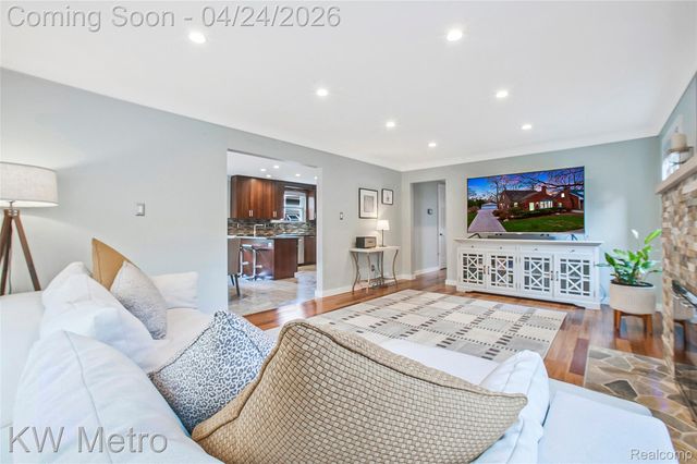 12721 Lincoln Drive, Huntington Woods, MI 48070
