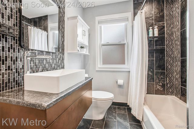 12721 Lincoln Drive, Huntington Woods, MI 48070