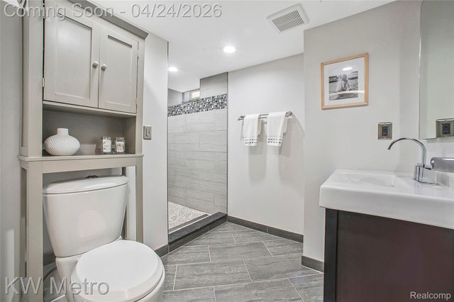 12721 Lincoln Drive, Huntington Woods, MI 48070