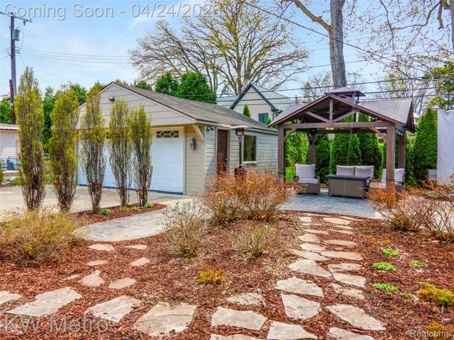 12721 Lincoln Drive, Huntington Woods, MI 48070