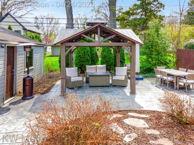 12721 Lincoln Drive, Huntington Woods, MI 48070
