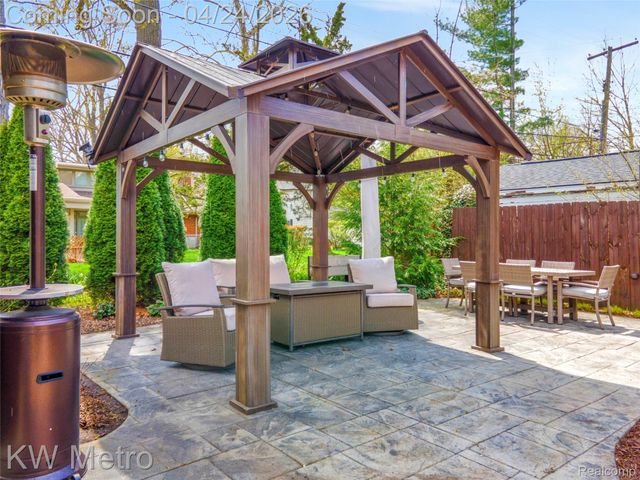 12721 Lincoln Drive, Huntington Woods, MI 48070