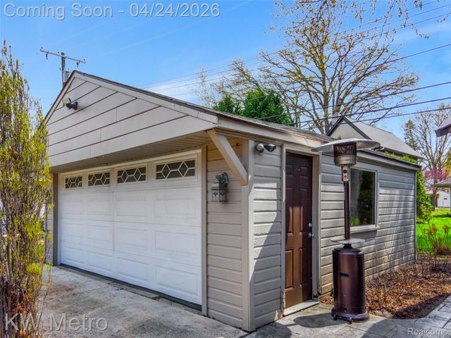 12721 Lincoln Drive, Huntington Woods, MI 48070